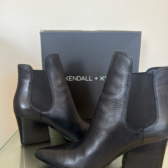 Kendall & Kylie Black Finley Pull On Pointy Toe Leather Ankle Bootie Size 8 - Picture 4 of 12